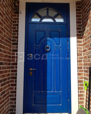 Синяя дверь со стеклянной вставкой сверху - фото