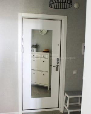 Входная бронированная дверь с зеркалом внутри - фото